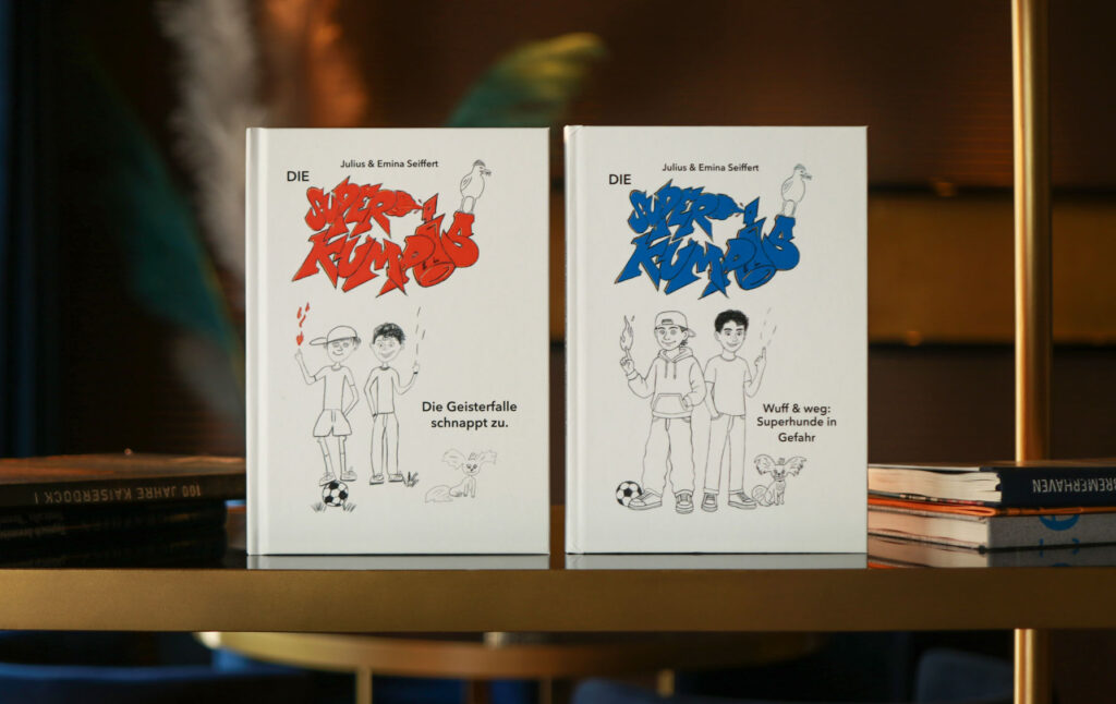 Illustration of two children's crime novels with the inscription Die Superkumpels (The Super Buddies) on the shelf.