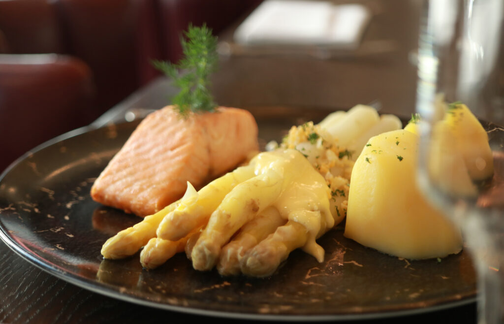 asparagus with hollandaise sauce, boiled potatoes and salmon fillet