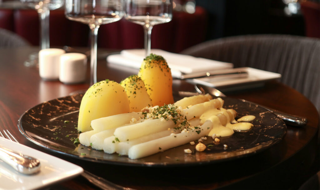 Spargel und Sauce Hollandaise