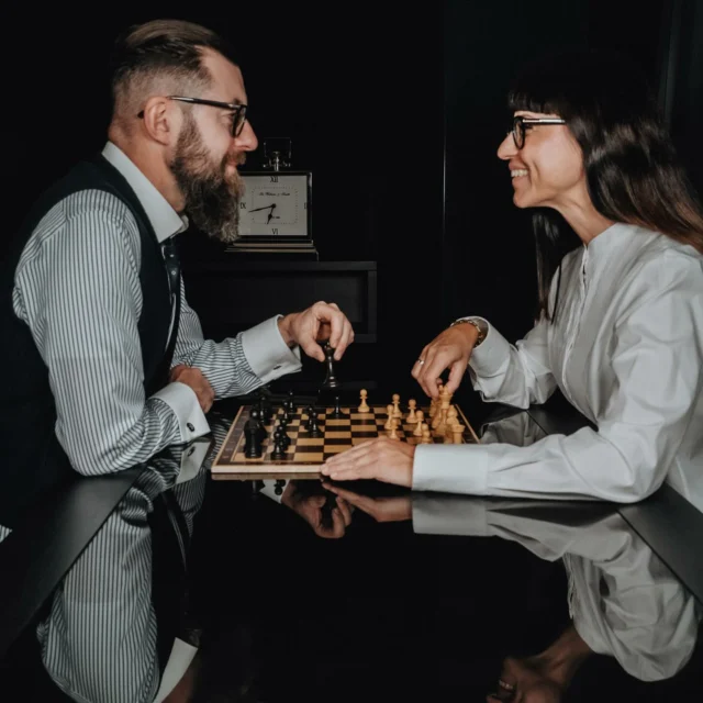Einzig. Nicht artig!
 
Wer steckt eigentlich hinter dem HOTEL HAVERKAMP? Das neue Magazin NORD CHECK hat uns in der Prager Straße besucht und einen schönen Artikel geschrieben.
 
Wir, das sind Martin und Emina Seiffert, verliebt seit fast 30 Jahren, verheiratet seit 15 Jahren, Eltern von zwei Söhnen und einer gemeinsamen Leidenschaft: herzliche Gastgeber für Menschen aus aller Welt zu sein. Zum Glück haben wir ein tolles Team an unserer Seite, dass unser Herzblut teilt. 🫶
 
Den ganzen Artikel findet Ihr online oder als Printausgabe an vielen Ausgabestellen in der Region – natürlich auch bei uns im Hotel. Die Fotos sind von der unglaublich talentierten Inna Grebe. Checkt man ihre Seite! 
 
Foto: Inna Grebe @innagrebe.fotografie @innagrebe_wedding @inna.grebe 
Location: Weinrot Suite

#nordcheck #hotelhaverkamp #portrait #bericht #bremerhaven #hotel #viersternesuperior #restaurant #restaurantweinrot #herzlichegastfreundschaft #hotelhaverkampteam #martinseiffert #eminaseiffert #theplacetobe