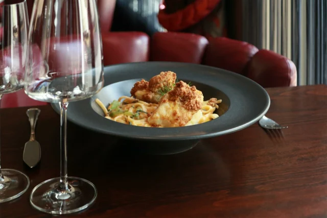 Fisch mit Crunch!
 
Steinbeißer & Pak Choi
Steinbeißerfilet mit Parmesan-Pinienkern-Crunch I Krustentiersauce I Pak Choi I Pasta

#hotelhaverkamp #restaurantweinrot #fischspezialitäten #steinbeisser #fisch #food #foodie #foodlove #bremerhaven #speisekarte #yummy #soulfood #enjoy #theplacetobe