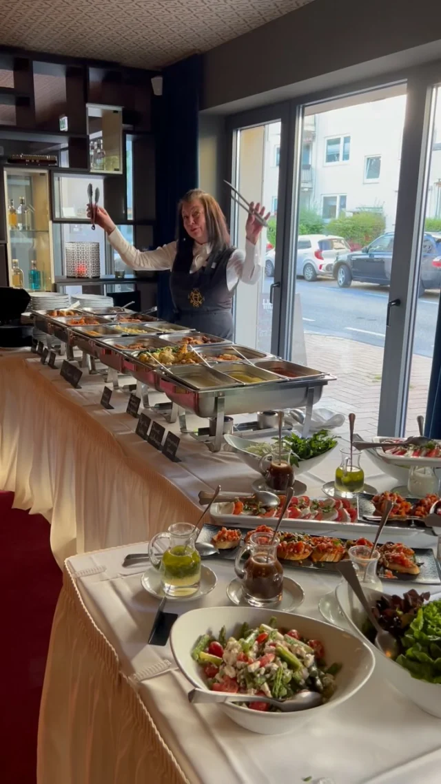 Kann man im Hotel Haverkamp auch feiern?
Und wie!!! 

Von der Bar KARMA KITCHEN über den Eventbereich BIBLIOTHEK bis zum Restaurant WEINROT bieten wir viele schöne Räume und leckeres Essen für jeden Anlass - natürlich Service mit Herz ❤️

Sprecht uns gerne an! 

#feiern #location #eventlocation #hotelhaverkamp #hotel #restaurant #karmakitchen #bibliothek #bremerhaven #herzlichegastfreundschaft #hotelteam #haverkampteam #superiorservice #geburtstag #hochzeit #firmenfeier #buffet #soulfood #theplacetobe