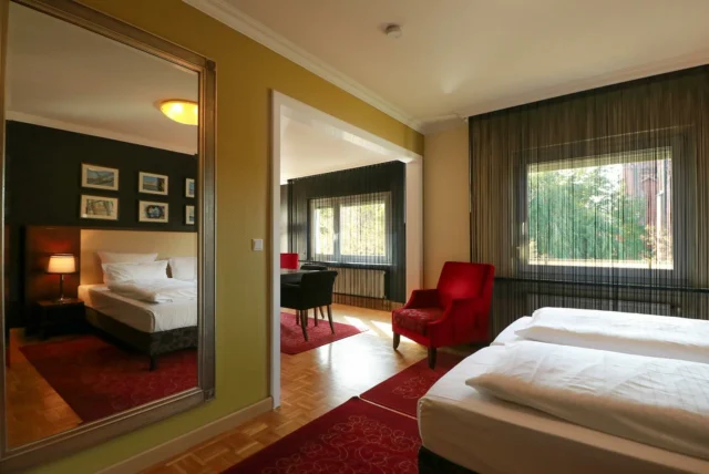 Bietet das Hotel Haverkamp auch Ferienwohnungen?

Ja, sogar zwei sehr schöne und individuelle: Heute stellen wir Euch HAVERKAMP APARTMENT I vor!

Mit Blick auf das Stadtzentrum wohnt Ihr im Haverkamp Apartment I. Lichtdurchflutet und mit Holzparkett bietet das charmante Apartment einen kombinierten Wohn- und Schlafraum, eine ausgestattete Küche, ein Bad mit Dusche und ein weiteres Schlafzimmer mit Doppelbett. Auf ca. 65 m² könnt Ihr Euch unterwegs wie zuhause fühlen.

Das Haverkamp Apartment I ist nur 200 Meter vom Hotel entfernt.

Übrigens: Wer über unsere Website bucht, bekommt immer den besten Preis! Versprochen! 

#hotelhaverkamp #haverkampapartments #bremerhaven #ferienwohnung #apartment #urlaub #herzlichegastfreundschaft #interiordesign #hoteldesign #theplacetobe