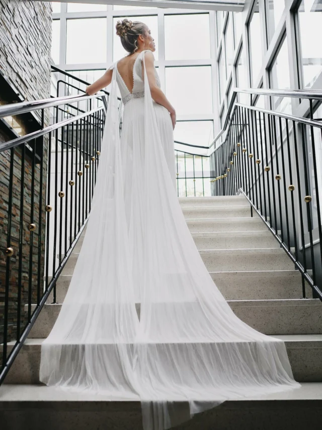 Wir haben die richtige Treppe für Dein Kleid!
 
Manche Kleider brauchen einfach unsere Treppe zum Eventbereich BIBLIOTHEK!

Kreatives Netzwerk:
Model: @leonielomann 
Foto: @innagrebe.fotografie @innagrebe_wedding 
Assistenz: @davidgrebe.fotografie 
Brautkleid: @marryme_bymirja 
Brautstyling: @julia_morasch_brautstylistin 
Brautschmuck: @madamefeli_accessories 
Location: WEINROT Suite

#brautshooting #hotelhaverkamp #bremerhaven #viersternesuperior #hotel #restaurant #innagrebefotografie #braut #wedding #weddingstyle #weddingdress #photoshooting #weddinglocation #theplacetobe