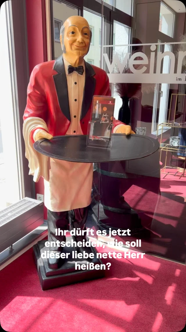 TOP 3 der Namen für diesen netten Kerl: Ihr entscheidet!
 
Nach gründlicher Recherche haben wir aus Euren Vorschlägen eine TOP-3 Auswahl getroffen:
 
1. Hubertus: bedeutet so viel wie „der durch Verstand glänzende“. Er zeichnet sich - wie alle unsere Gastgeber:innen - durch besondere Cleverness und Charme aus.
 
2. Charly (abgeleitet von Karl): bedeutet „der Freie“, Charly steht jeden Tag freiwillig vor dem WEINROT und freut sich auf die Gäste.
 
3. Salvatore: bedeutet „Retter“ und „Erlöser“. Er rettet euch vor großem Hunger und Durst!
 
Einige Namen sind leider ausgeschieden: Wusstet Ihr, dass Alfons auf Polnisch Zuhälter bedeutet? Auch einen Buschi und Andreas haben wir ja schon im Original (worüber wir uns sehr freuen!)
 
Hier kommen alle Namensvorschläge auf einen Blick:
 
Salvatore, Herbert, Charly, Buschi, Andreas, Hubert, Hubertus, Wilhelm, Maestro, Alfons, Havier Kamp, 

Ihr entscheidet, ob es ein Hubertus, Charly oder Salvatore wird!