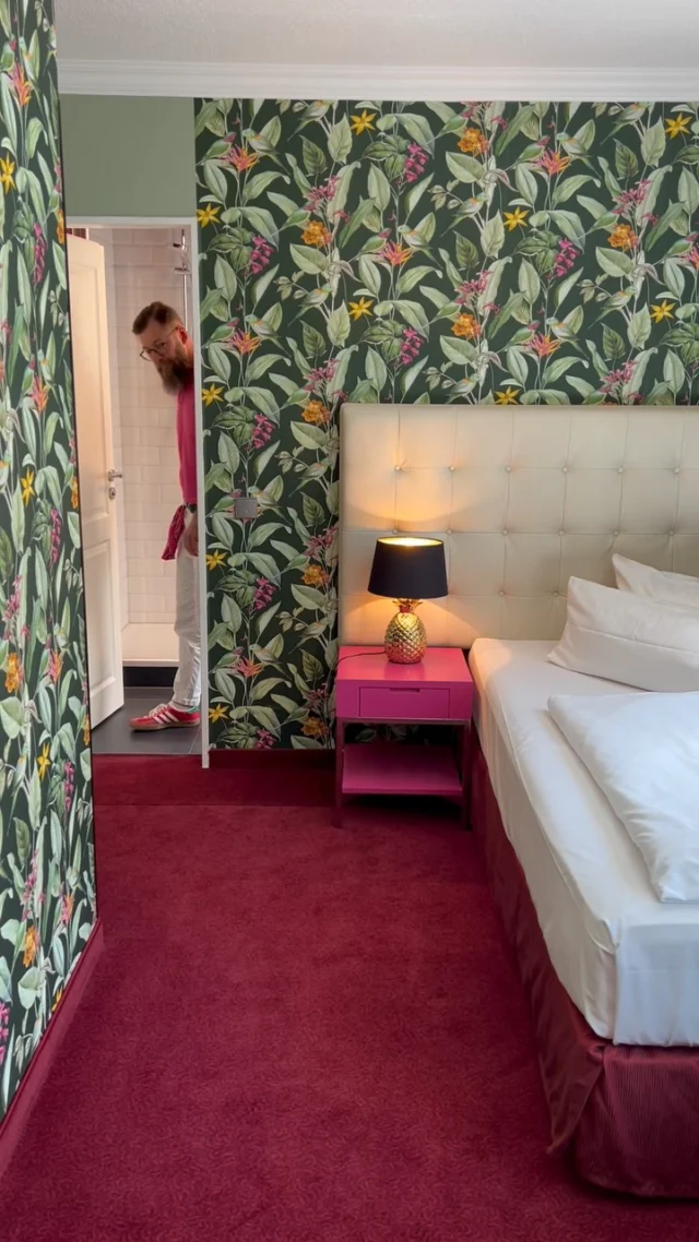 Passt perfekt! 

#hotelzimmer #hotelhaverkamp #martinseiffert #pink #interiordesign #bremerhaven #wohnen #übernachten #anders #neugestaltung #herzlichegastfreundschaft #viersternesuperior #hotel #herzblut #details #theplacetobe