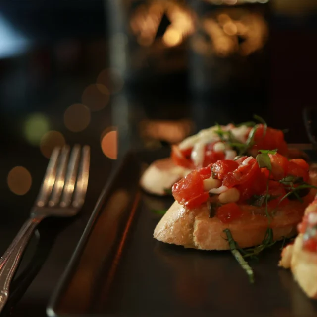 Manchmal ist Social Media einfach zum Anbeißen. 

Bruschetta mit Tomaten, Pinienkernen, Basilikum und Parmesan 

#lecker #restaurantweinrot #hotelhaverkamp #bruschetta #vorspeise #soulfood #bremerhaven #hotel #restaurant #yummy #italia #essengehen #theplacetobe